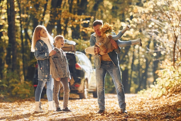 Vooraanzicht Gelukkige familie is samen in het park in de herfst