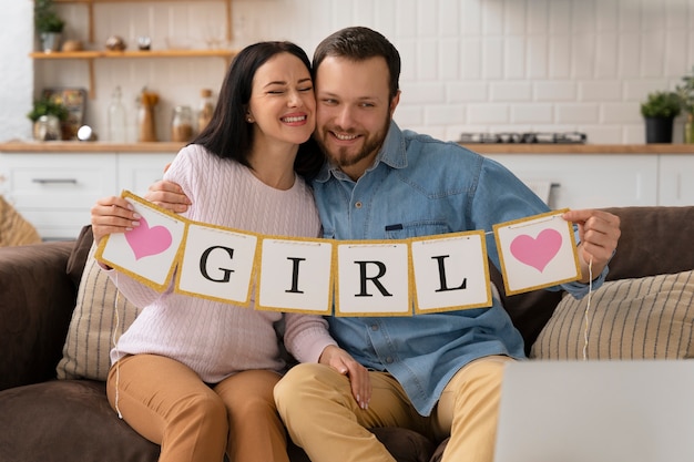 Foto vooraanzicht gelukkige familie verwacht baby