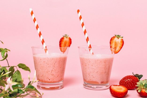 Foto vooraanzicht gezonde aardbei smoothies