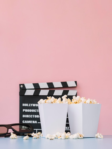 Foto vooraanzicht gezouten popcorn dozen op tafel