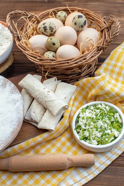 vooraanzicht greens pitabroodjes met eieren en bloem op bruine achtergrond koken voedsel bakken gebak keuken vlees brood