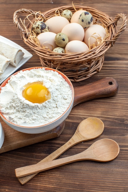 vooraanzicht greens pitabroodjes met gebak en eieren op bruine achtergrond koken eten bakken keuken vlees taart brood