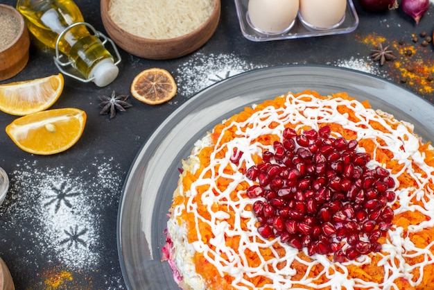 Vooraanzicht groentesalade met verschillende ingrediënten op grijs