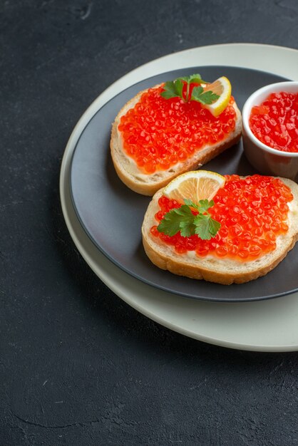 vooraanzicht heerlijke kaviaar sandwiches binnen plaat op donkere achtergrond toast vismeel brood diner snack ontbijt eten