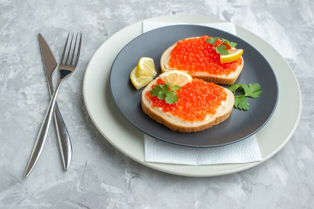 vooraanzicht heerlijke kaviaar sandwiches binnen plaat op wit oppervlak snack brood schotel ontbijt diner vis eten toast maaltijd