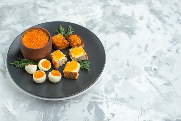 vooraanzicht heerlijke kaviaar sandwiches met gekookte eieren binnen plaat witte achtergrond ontbijt eten maaltijd zeevruchten lunch toast brood