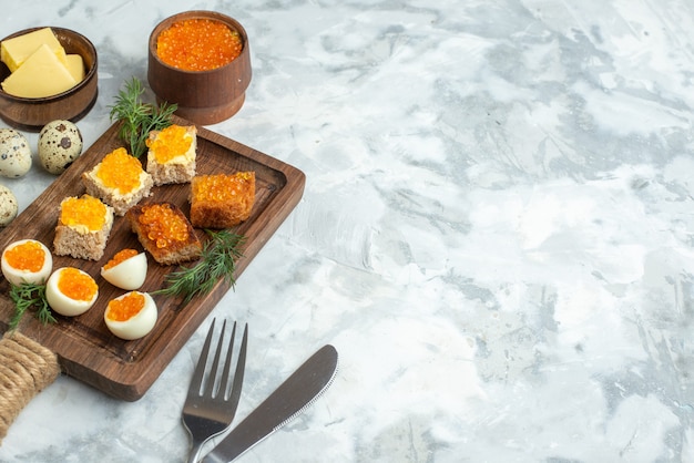 vooraanzicht heerlijke kaviaar sandwiches met gekookte eieren op snijplank wit oppervlak ontbijt zeevruchten eten horizontale toast maaltijd vis lunch