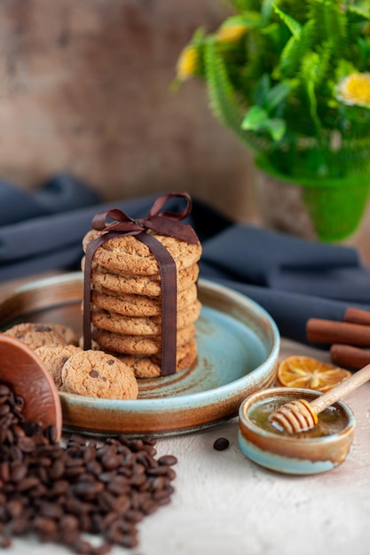 Vooraanzicht heerlijke koekjes met kopje koffie op lichte oppervlakte dessert zoete thee horizontale deeg suikerkoekje