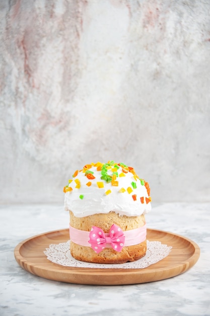 vooraanzicht heerlijke paascake met room en gedroogde vruchten op witte oppervlakteconcept desserttaarten sierlijke kleurrijke kleur lente