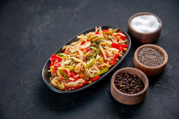 vooraanzicht heerlijke pepersalade binnen lang bord met kruiden donkere achtergrond maaltijd dieetschotel horizontaal kleur voedsel gezondheid brood