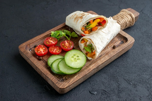 Vooraanzicht heerlijke shaurma gesneden pitabroodje op snijplank donker oppervlak voedsel hamburger brood grill toast maaltijd frietjes snack