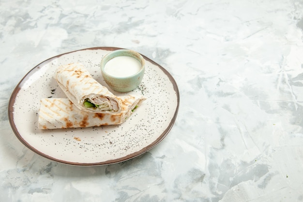 vooraanzicht heerlijke shoarma gesneden pitabroodje met vlees op witte achtergrond fastfood maaltijd hamburger kleur snack lunch