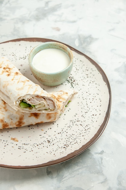 vooraanzicht heerlijke shoarma gesneden pitabroodje met vlees op witte achtergrond fastfood maaltijd hamburger snack lunch