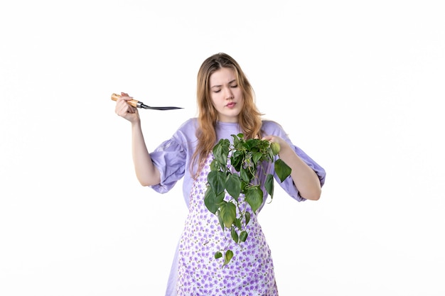 vooraanzicht jonge aantrekkelijke vrouw werken met plant en spatel op witte achtergrond geld bloem gras plant vrouw kleur winkelen tuin