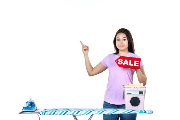 vooraanzicht jonge huisvrouw met rode verkoop schrijven op witte achtergrond ijzerwerk droog wasgoed huishoudelijk werk winkelen kleding machine