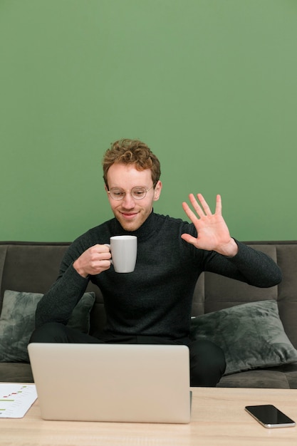 Foto vooraanzicht jonge man aan het werk op een laptop