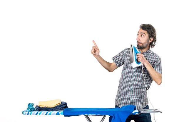 vooraanzicht jonge man bedrijf ijzer op witte achtergrond kleur huis man huishoudelijk werk machine schone kleren