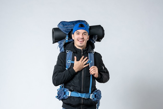 vooraanzicht jonge man in speciale kleding met rugzak gaan wandelen op witte achtergrond lucht natuur bos berg hoogte