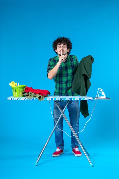 vooraanzicht jonge man met groen shirt op blauwe achtergrond schone wasmachine huishoudelijk werk kleur mens