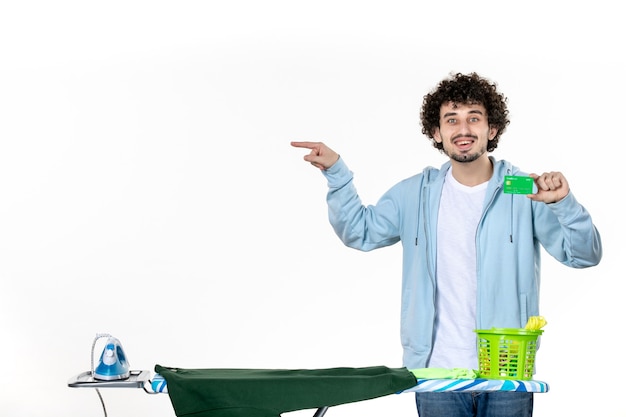 vooraanzicht jonge man met groene bankkaart op witte achtergrond wasgoed mens schoonmaken geld emotie kleur strijken