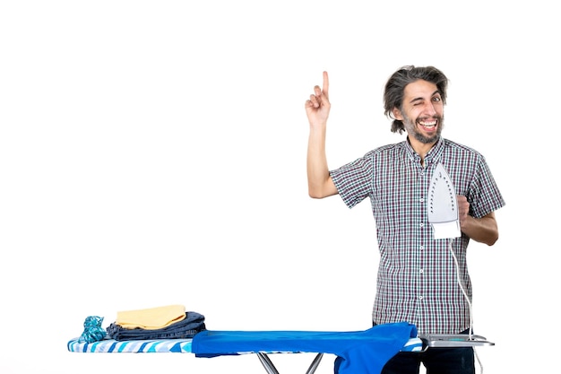 vooraanzicht jonge man met ijzer op witte achtergrond huis man kleur schone kleren huishoudelijk werk machine