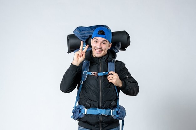 vooraanzicht jonge man met rugzak op witte achtergrond campagne lucht tent lucht natuur bos adrenaline sneeuw berg hoogte