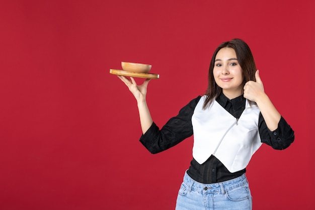 vooraanzicht jonge serveerster met klanten bestellen op rode achtergrond uniforme kleur werk vrouw baan avond diner maaltijd schoonheid