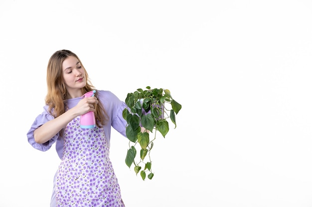 vooraanzicht jonge vrouw bedrijf pot met plant op witte achtergrond blad tuin gras winkelen bodem plant vrouw groen baan bloemen