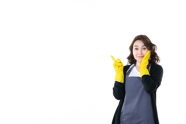 vooraanzicht jonge vrouw in gele handschoenen op witte achtergrond tuin boom grond bloem tuinman schoonmaak kleur natuur