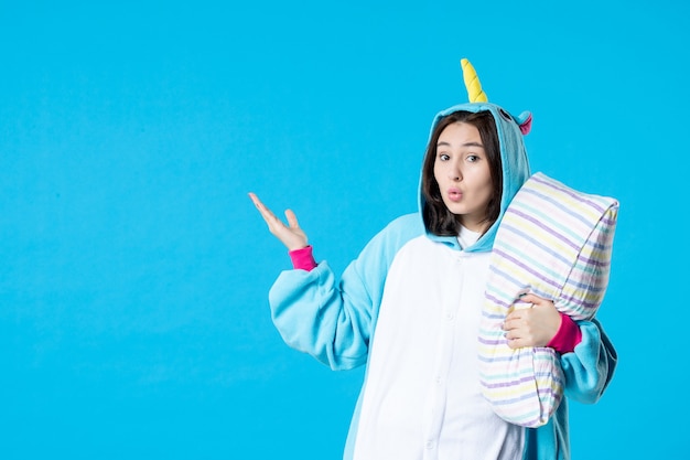 vooraanzicht jonge vrouw in kigurumi voor pyjama party knuffelen kussen op blauwe achtergrond cartoon droom slaap laat vrienden bed spel nacht plezier kleur anime