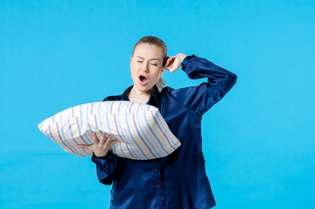 vooraanzicht jonge vrouw in pyjama met kussen op blauwe achtergrond kleur slaap nacht bed droom vrouw nachtmerrie rust geeuw