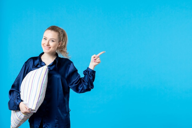 vooraanzicht jonge vrouw in pyjama met kussen op blauwe achtergrond nachtmerrie feest vrouw kleuren bed droom rust geeuw slaap nacht