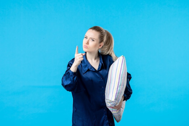 vooraanzicht jonge vrouw in pyjama met kussen op blauwe achtergrond vrouw kleur bed droom nachtmerrie rust geeuw slaap nachten