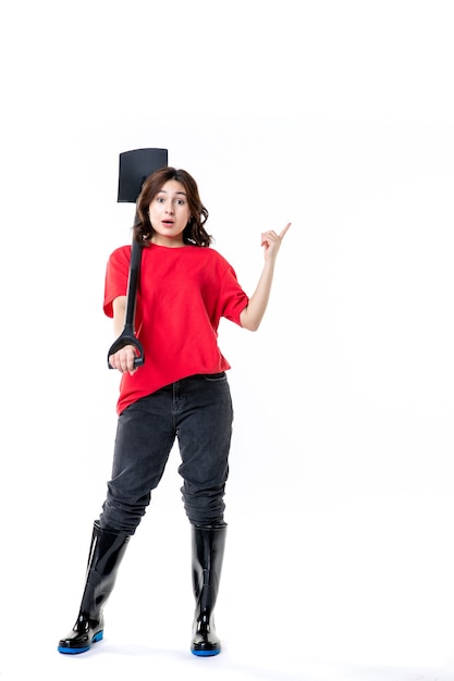 vooraanzicht jonge vrouw in rood shirt met zwarte schop op de witte achtergrond grond werk vrouw begraafplaats grond baan natuur emotie