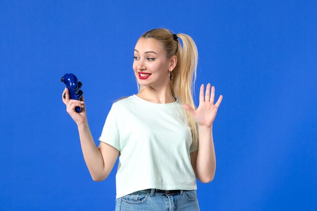 vooraanzicht jonge vrouw met gamepad op blauwe achtergrond jeugd joystick volwassen virtuele vrolijke online winnende speler video