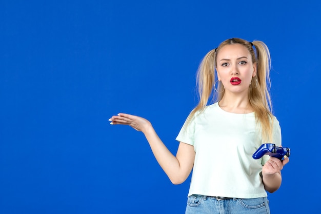 vooraanzicht jonge vrouw met gamepad op blauwe achtergrond sofa video jeugd online volwassen speler winnen internet