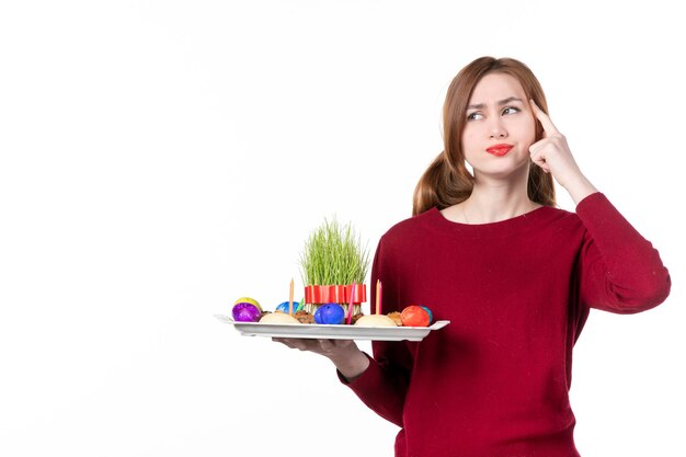 vooraanzicht jonge vrouw met honca met semeni en novruz snoep op witte achtergrond etnische artiest etniciteit familie vakantie lente kleuren concept