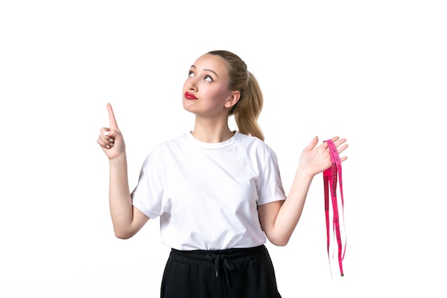 Vooraanzicht jonge vrouw met meetlint op witte achtergrond heup huid taille meten schaal torso verliezen afslanken gewicht