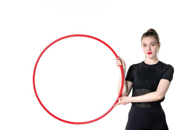 vooraanzicht jonge vrouw met rode hoelahoep op witte vloer kleur yoga lichaam levensstijl atleet circus sport vrouw gezondheid