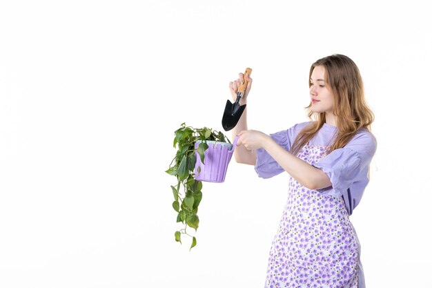 vooraanzicht jonge vrouw met spatel en bloem op witte achtergrond geld bloem gras plant vrouw kleur winkelen tuin bodem grond