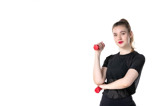 vooraanzicht jonge vrouw uit te werken met halters op witte achtergrond circus lichaam gezondheid atleet sportschool sport levensstijl yoga