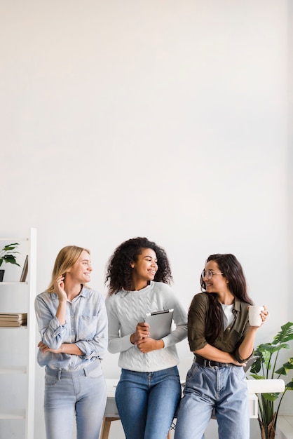 Foto vooraanzicht jonge vrouwen die samen van tijd genieten