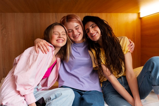 Foto vooraanzicht jonge vrouwen in een hostel