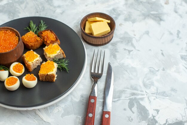 vooraanzicht kaviaar sandwiches met gekookte eieren binnen plaat witte achtergrond diner zeevruchten ontbijt brood vis eten toast maaltijd lunch