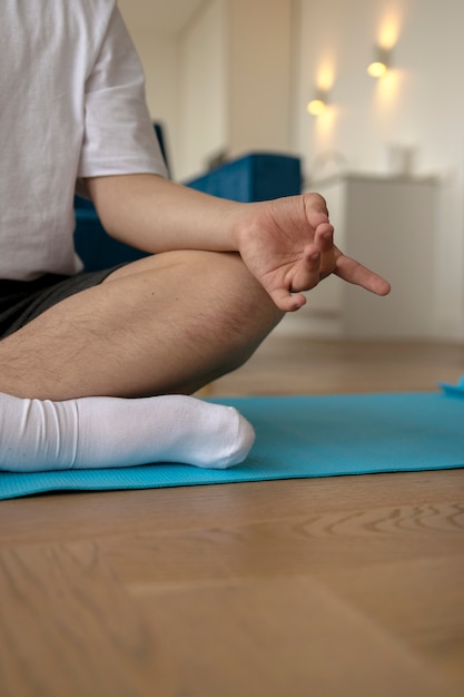 Foto vooraanzicht kind doet yoga thuis