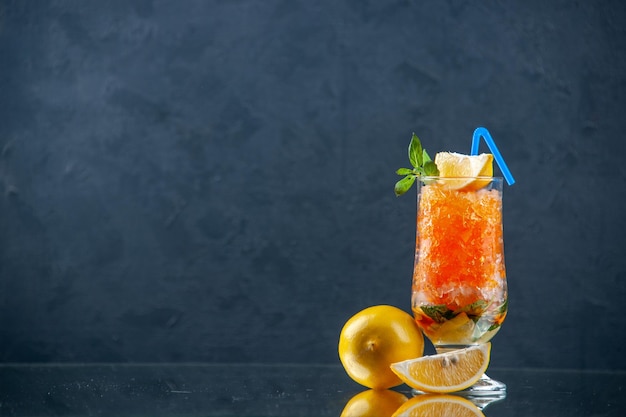 vooraanzicht koele oranje cocktail met citroen en ijs op lichtblauwe achtergrond koude drank kleur ijsbar sap
