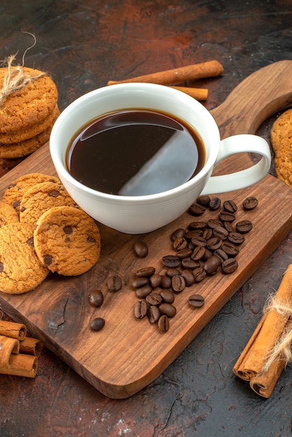 vooraanzicht kopje koffie met koekjes op donkere achtergrond kleur ochtend zoet ontbijt ceremonie thee koekje suiker cacao