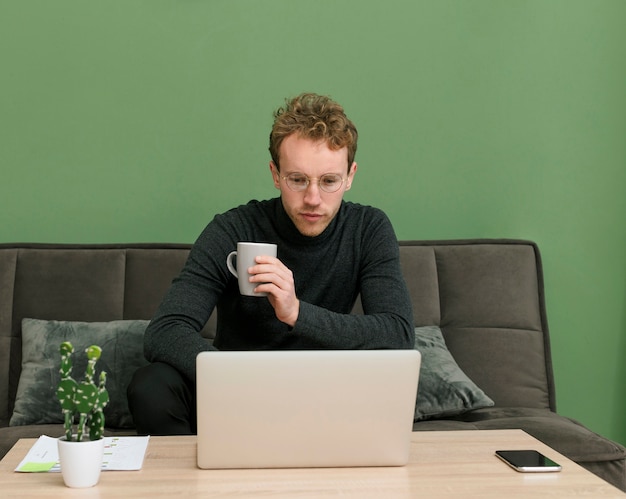 Vooraanzicht man aan het werk op een laptop