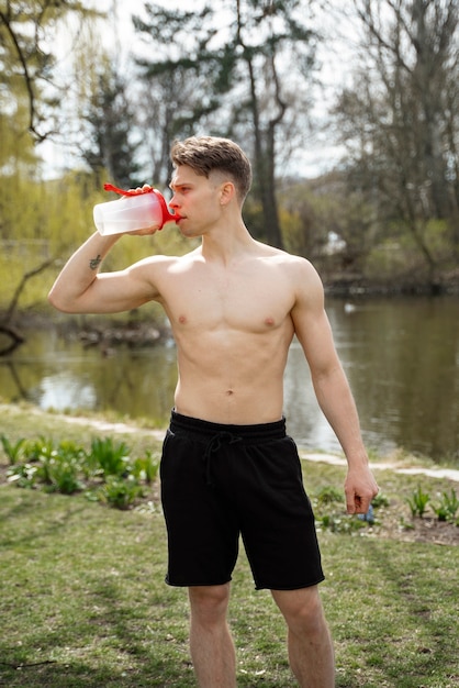 Foto vooraanzicht man drinkwater