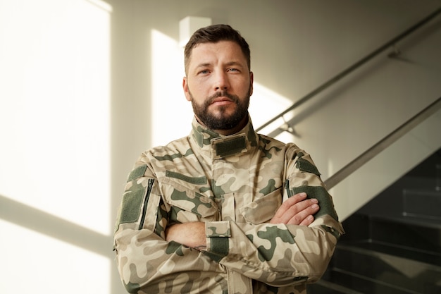 Vooraanzicht man generaal in uniform